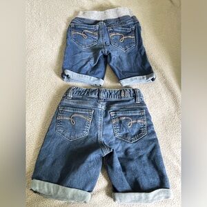 Bermuda shorts with cuff.